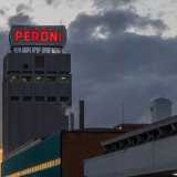 Lo stabilimento della Birra Peroni sorge su via Bitritto, nel quartiere Picone, con la sua insegna (sostituita nel 2022) che svetta sulla vicina statale 16